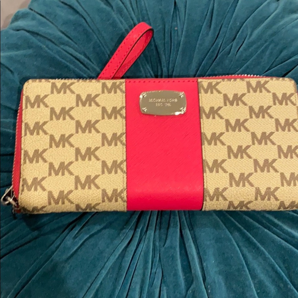 A new Michael Kors wallet, has never been used.
